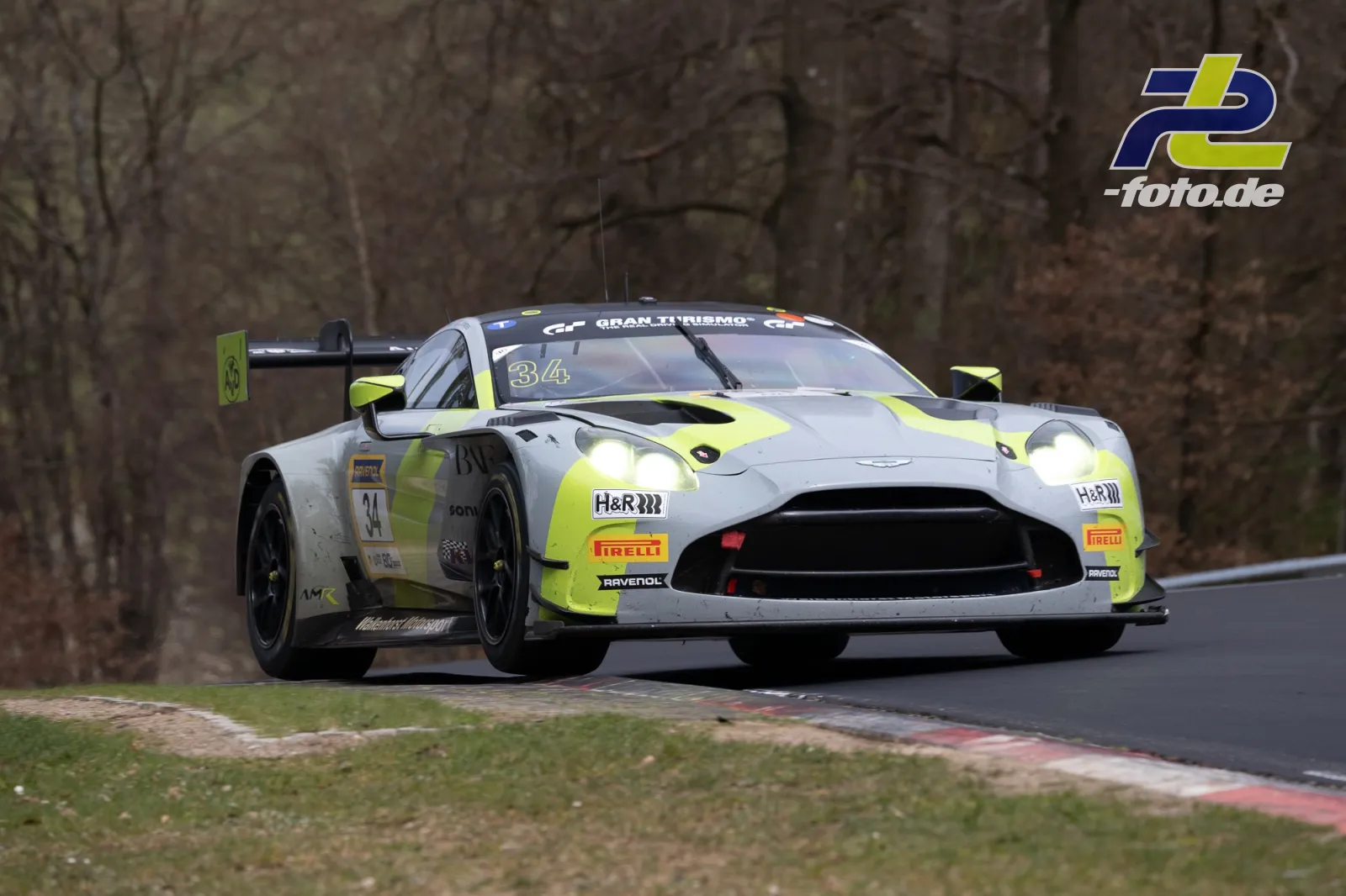 Aston Martin Vantage GT3 #34 mit neongelber Lackierung in der Nordschleife beim NLS-Rennen