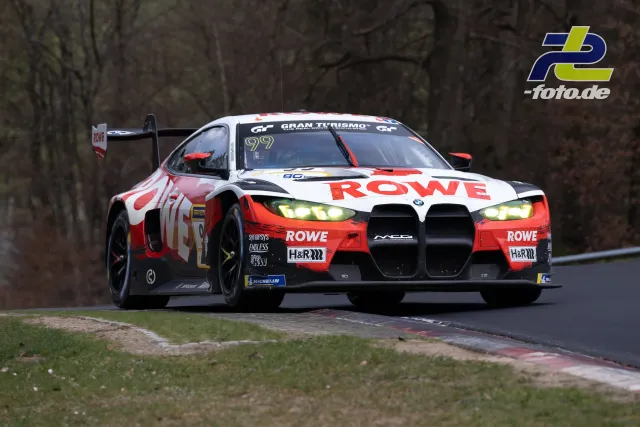 BMW M4 GT3 mit ROWE-Lackierung in Kurve auf der Nordschleife während des 58. ADAC Barbarossapreises.