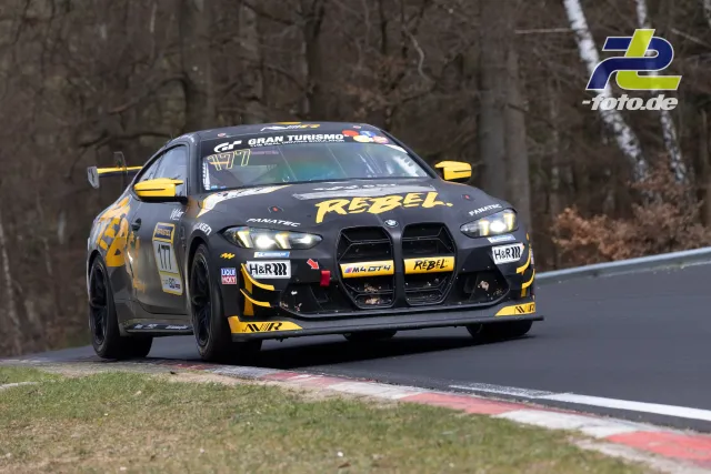 BMW M4 GT4 Nummer 177 in grau-gelber REBEL-Lackierung in einer Kurve auf der Nürburgring-Nordschleife beim NLS-Rennen.