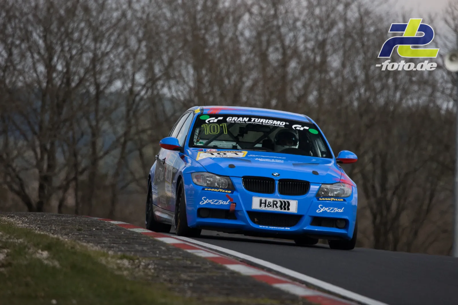 Blauer BMW mit Startnummer 101 in Kurve auf der Nordschleife beim NLS-Rennen am Nürburgring.