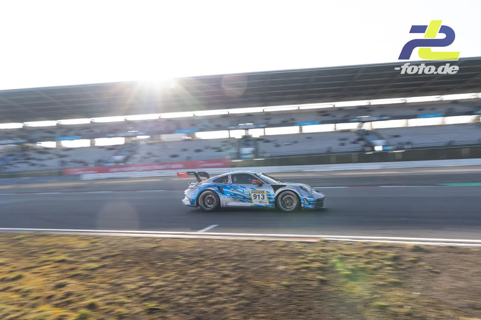 Porsche 911 GT3 Cup mit Startnummer 913 in silber-blauer Lackierung auf der Nordschleife während des Zeittrainings, Mitzieher