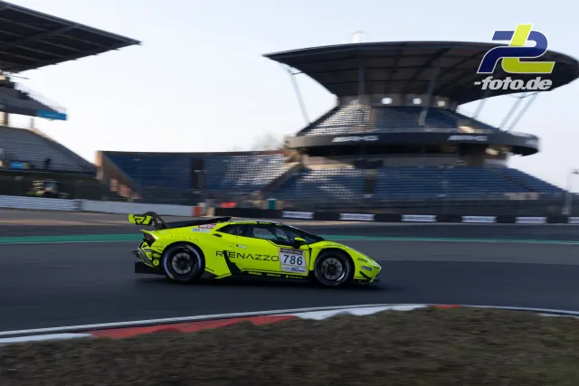 Neongelber Lamborghini Huracán GT3 Evo mit Startnummer 786 im Zeittraining vor der Haupttribüne am Nürburgring.