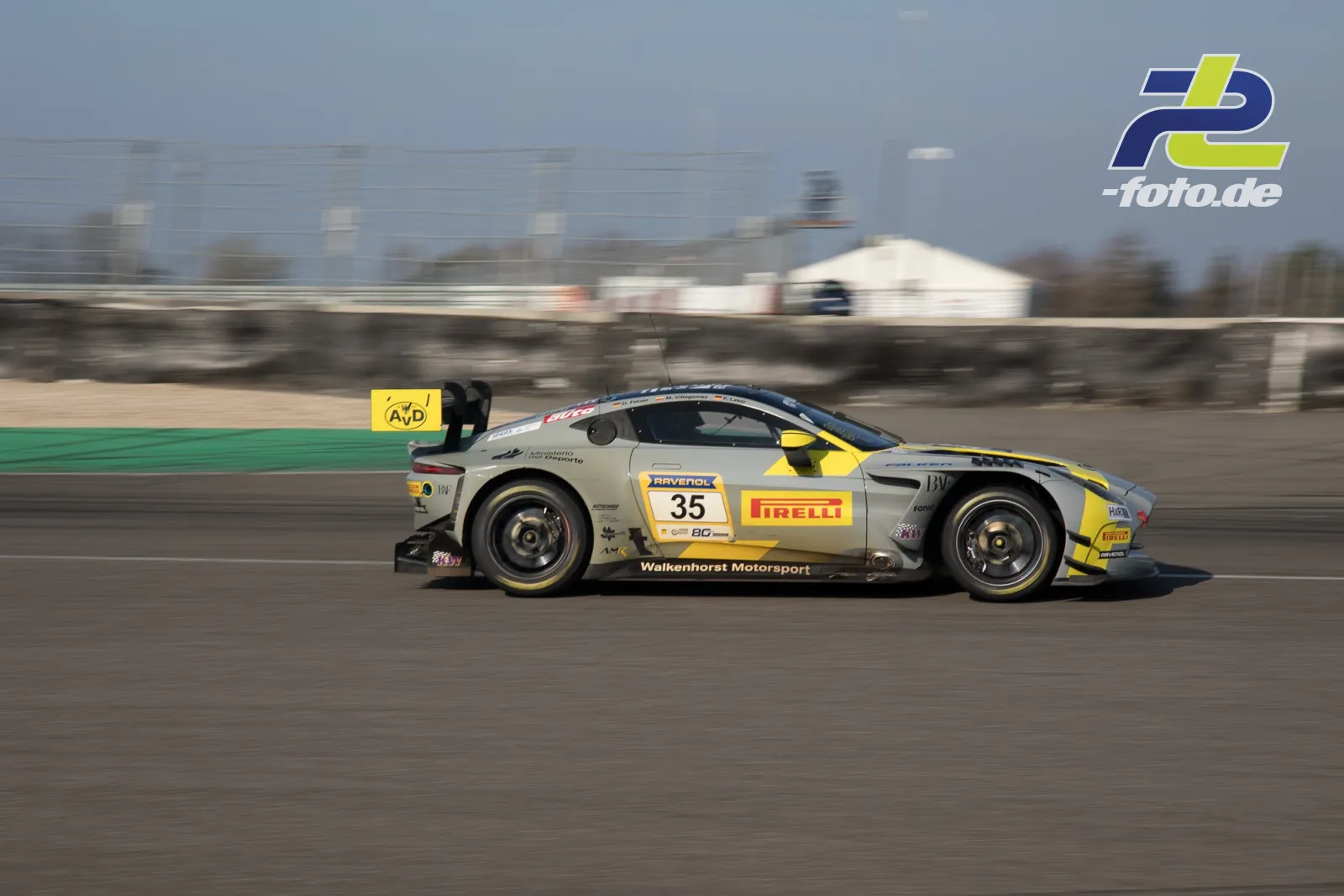 Aston Martin GT-Rennwagen Nr. 35 von Walkenhorst Motorsport im Mitzieher auf der Geraden beim NLS-Lauf am Nürburgring.