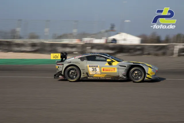 Aston Martin GT-Rennwagen Nr. 35 von Walkenhorst Motorsport im Mitzieher auf der Geraden beim NLS-Lauf am Nürburgring.