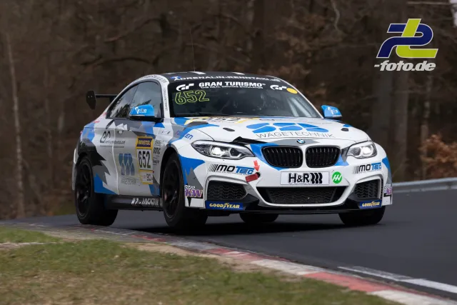 BMW M240i Nummer 652 in weiß-blauer Lackierung während des NLS-Rennens auf dem Nürburgring