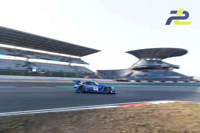 Mercedes-AMG GT3 Nummer 32 von Toyo Tires with Ring Racing beim Zeittraining auf dem Nürburgring, aufgenommen als Mitzieher vor der Tribüne.