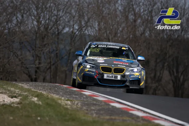 BMW M235i Racing mit Startnummer 565 in Frontalansicht auf der Nürburgring-Nordschleife während des 58. ADAC Barbarossapreis.