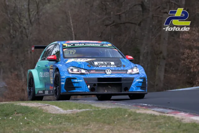 Volkswagen Golf GTI TCR mit Falken-Lackierung in Kurve auf der Nordschleife während des NLS-Rennens.