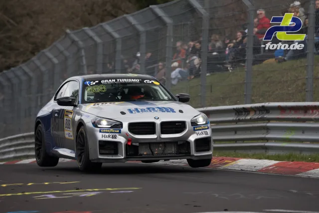 BMW M2 Nr. 888 auf der Nordschleife beim NLS-Rennen, im Hintergrund Zuschauer am Fangzaun.