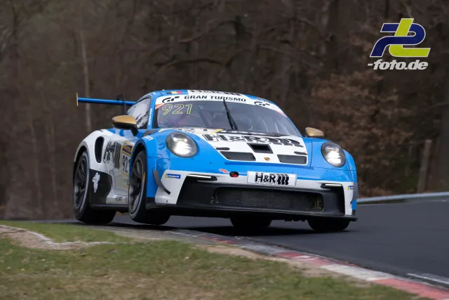 Porsche 911 GT3 R #921 in blau-weißer Lackierung auf der Nürburgring-Nordschleife beim NLS-Rennen