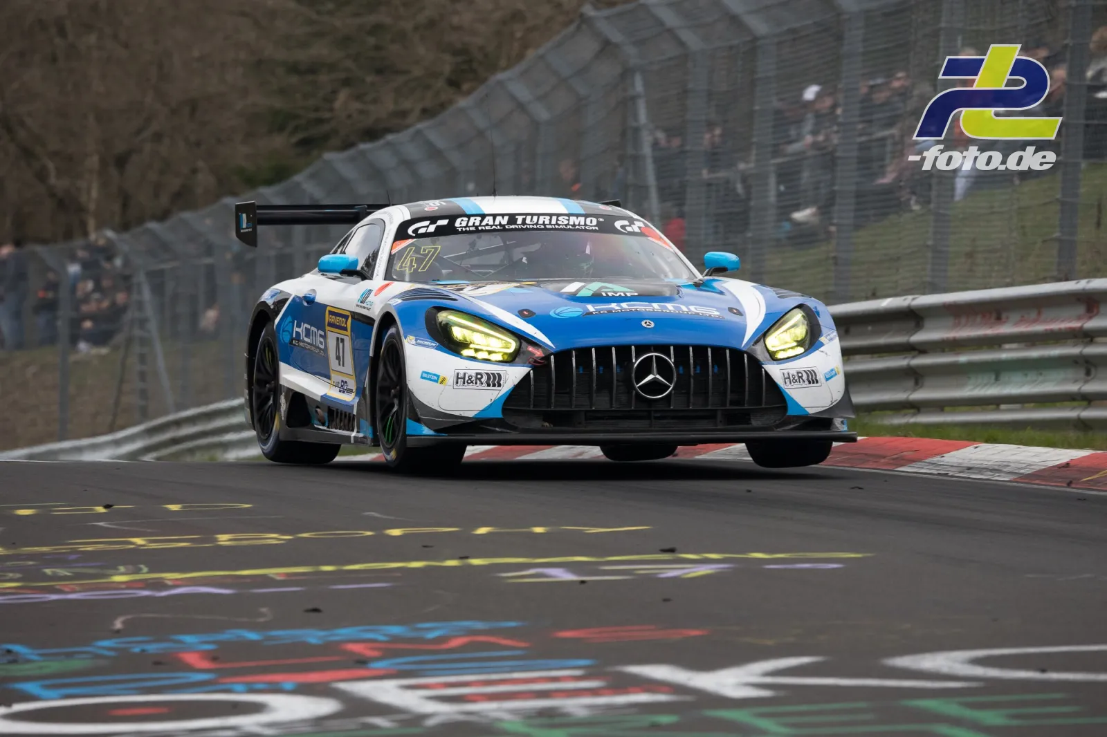Mercedes AMG GT3 #47 in blau-weißer Lackierung auf der Nürburgring-Nordschleife während des ADAC Barbarossapreises.