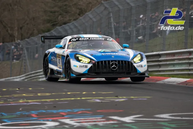Mercedes AMG GT3 #47 in blau-weißer Lackierung auf der Nürburgring-Nordschleife während des ADAC Barbarossapreises.