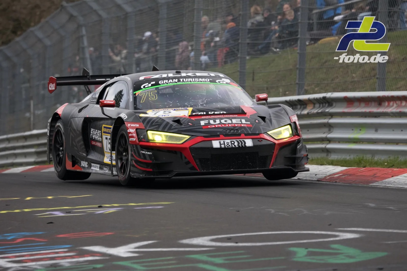 Audi R8 LMS GT3 Nummer 175 von Fugel Sport in schwarz-roter Lackierung auf der Nürburgring-Nordschleife bei NLS Lauf 2.