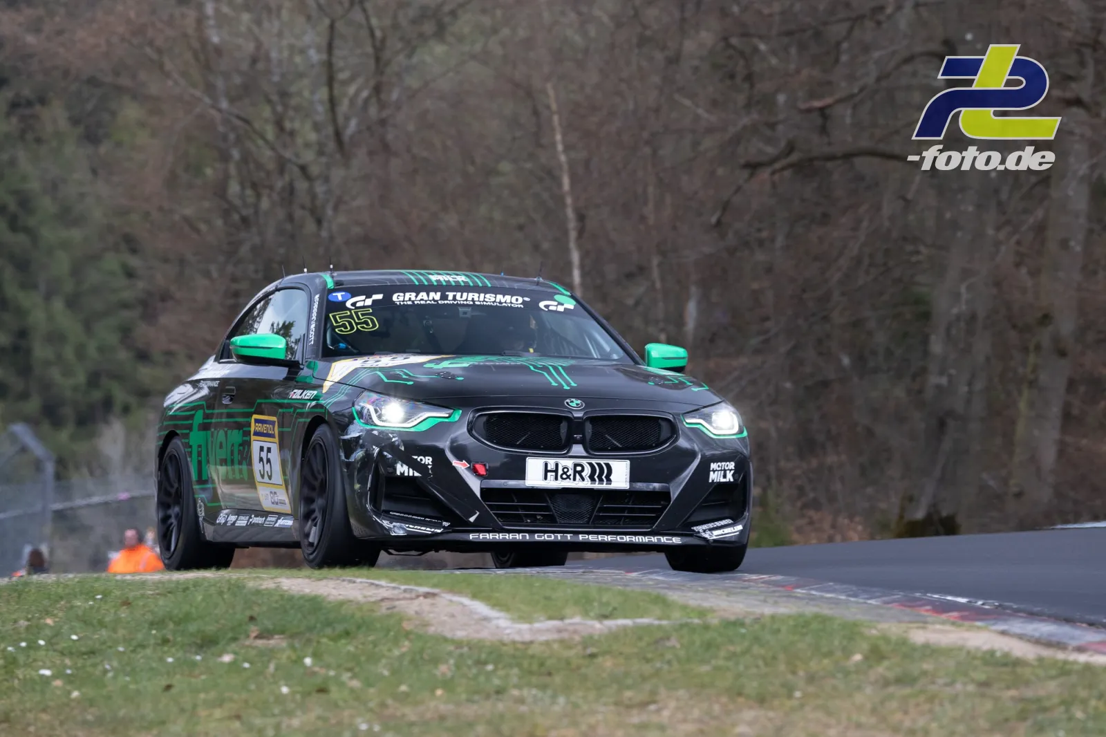 BMW Nummer 55 in schwarz-grüner Lackierung auf der Nürburgring Nordschleife während des 58. ADAC Barbarossapreises.
