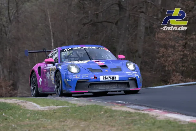 Porsche 911 GT3 Cup in blau-pink auf der Nordschleife beim NLS-Rennen mit H&R-Sponsoring und Gran Turismo-Aufkleber