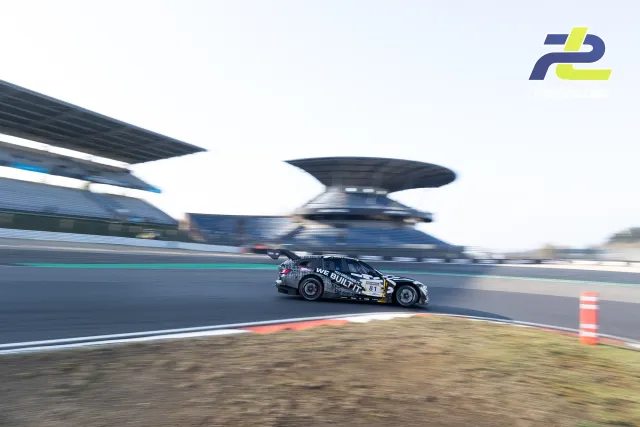 BMW M4 GT3 Nr. 81 mit WE BUILT IT-Lackierung auf der Geraden beim NLS Zeittraining am Nürburgring.