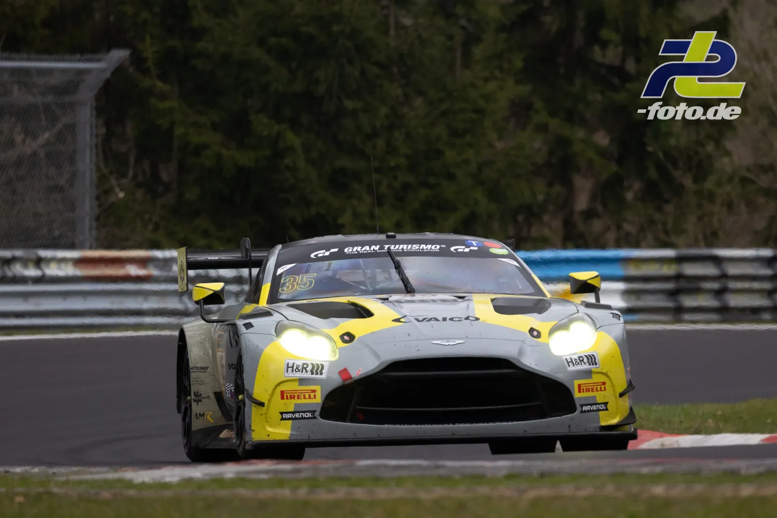 Aston Martin Vantage GT3 Nummer 35 in grau-gelber Lackierung auf der Nordschleife während des 58. ADAC Barbarossapreis.