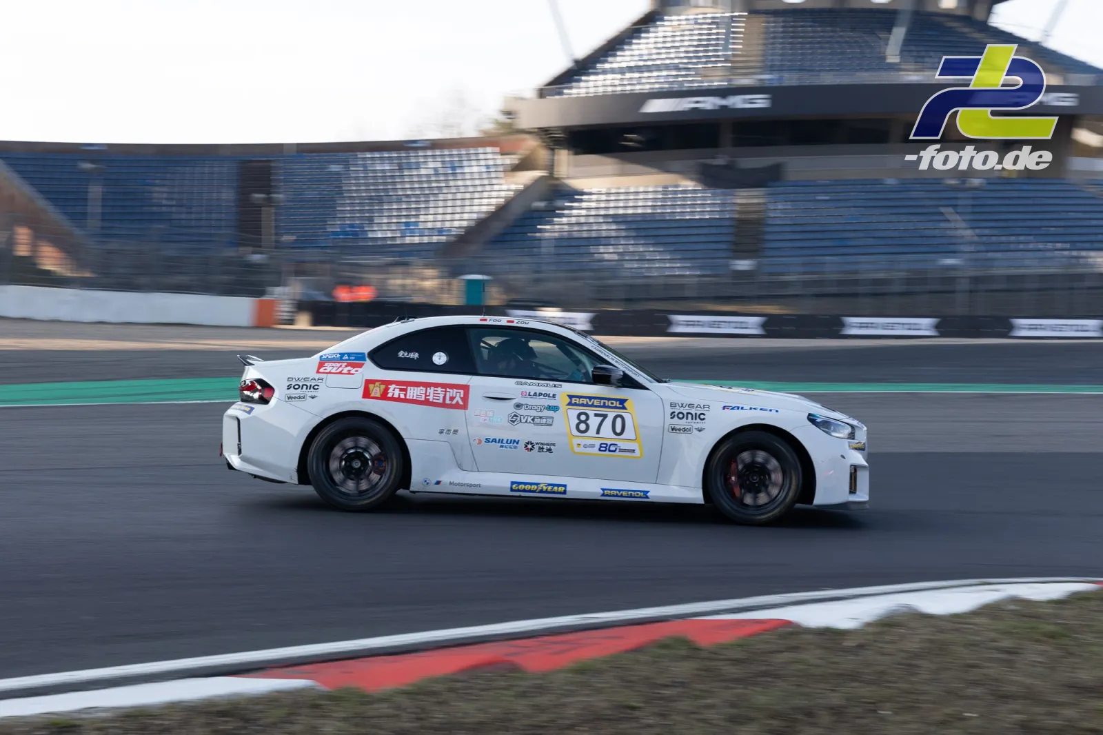 Weißer BMW Nr. 870 im Zeittraining auf dem Nürburgring während des 58. ADAC Barbarossapreis.