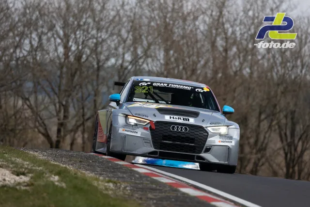 Audi TCR mit Startnummer 321 in Kurve der Nordschleife beim 58. ADAC Barbarossapreis am Nürburgring.