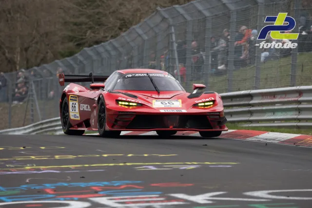 KTM X-BOW GTX #66 in der Kurve auf der Nordschleife beim 58. ADAC Barbarossapreis