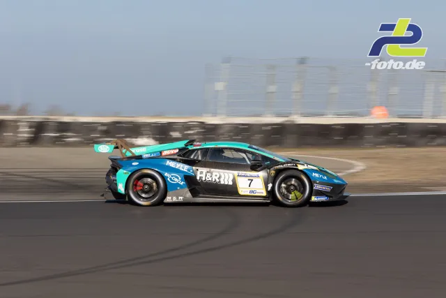 Lamborghini Huracán #7 in türkis-blauer Lackierung beim Zeittraining auf der Geraden am Nürburgring, aufgenommen als Mitzieher.