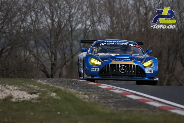 Mercedes-AMG GT3 mit Startnummer 22 in blau-beiger Lackierung auf der Nordschleife bei bewölktem Wetter.