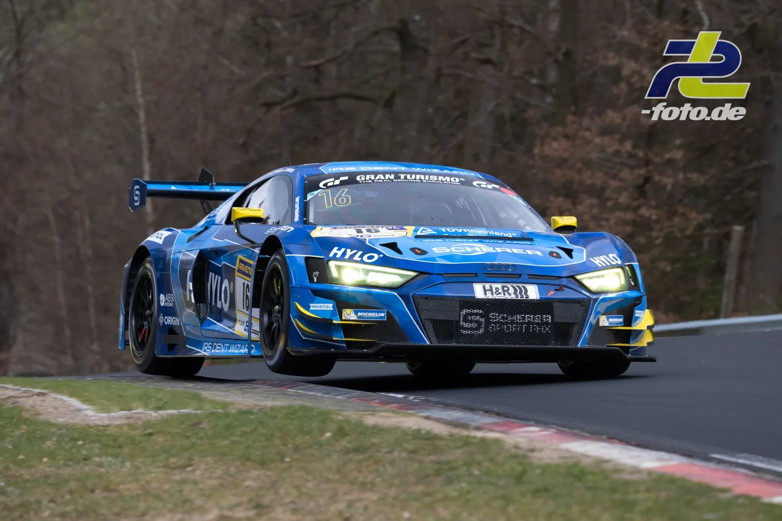 Audi R8 LMS GT3 Evo II Nummer 16 in blau-gelber Lackierung auf der Nordschleife beim 58. ADAC Barbarossapreis