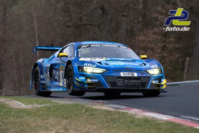 Audi R8 LMS GT3 Evo II Nummer 16 in blau-gelber Lackierung auf der Nordschleife beim 58. ADAC Barbarossapreis