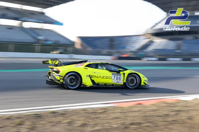 Neongelber Rennwagen mit Startnummer 786 im Mitzieher auf der Nürburgring-Nordschleife während des Zeittrainings.