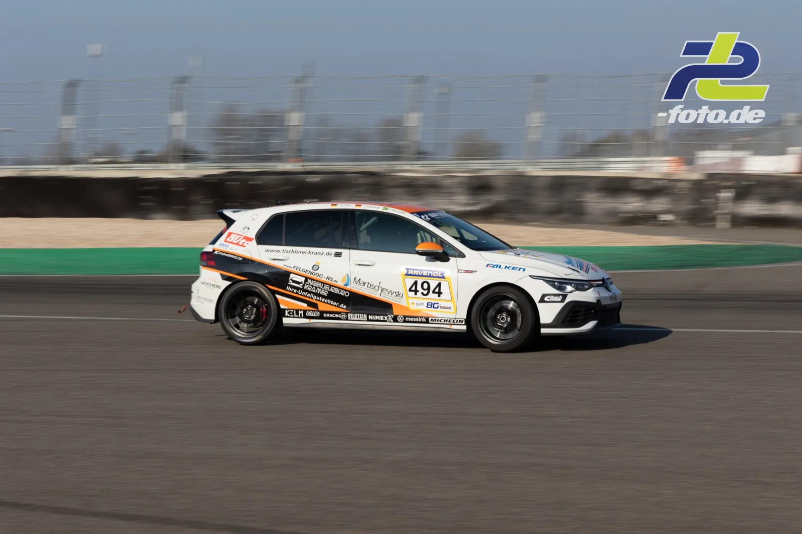 VW Golf mit Startnummer 494 beim Zeittraining am Nürburgring während des 58. ADAC Barbarossapreises im März 2026.