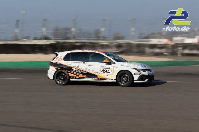 VW Golf mit Startnummer 494 beim Zeittraining am Nürburgring während des 58. ADAC Barbarossapreises im März 2026.