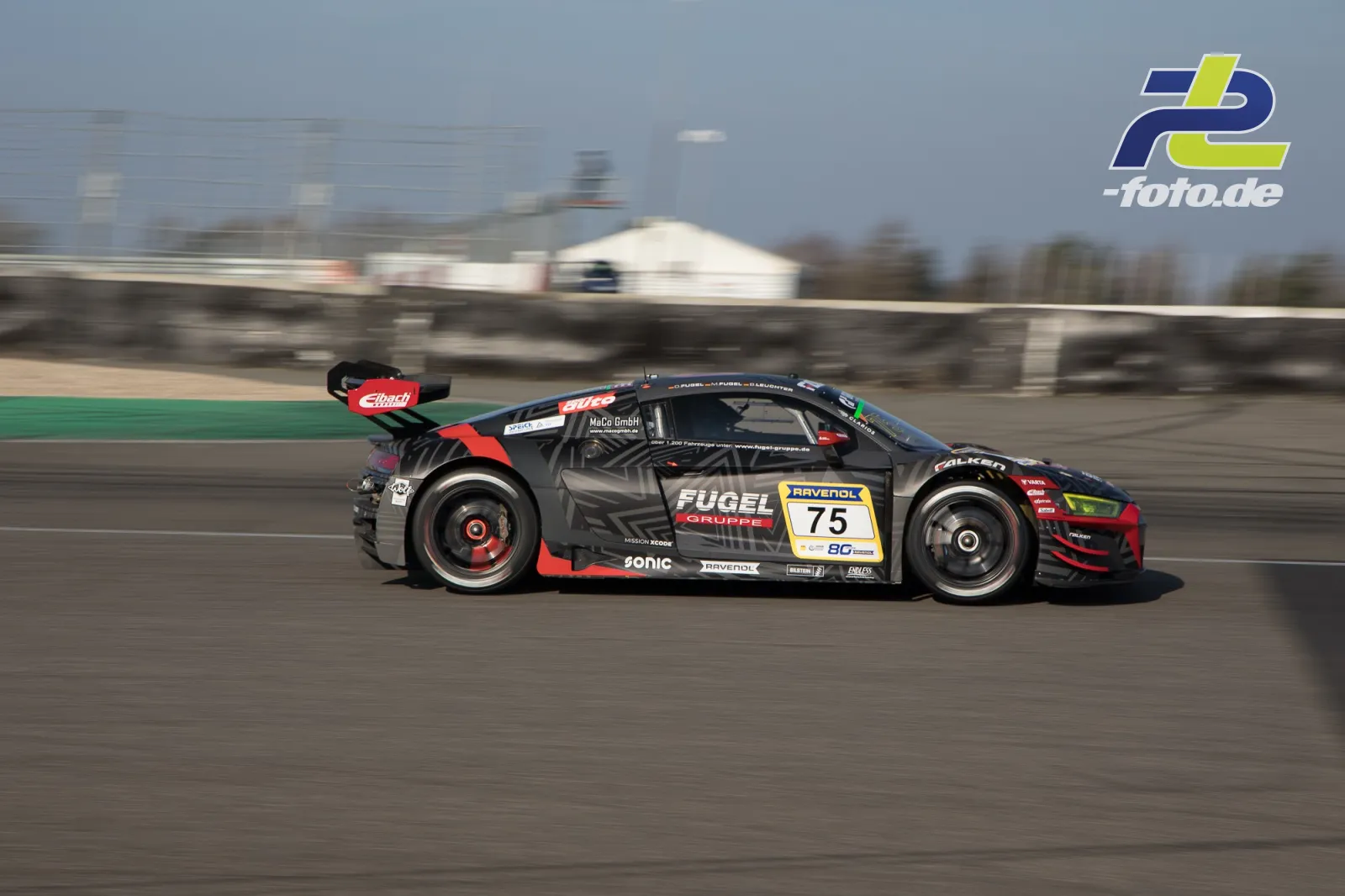 Audi R8 LMS GT3 mit Startnummer 75 im Mitzieher auf der Nürburgring-Nordschleife während des ADAC Barbarossapreis.