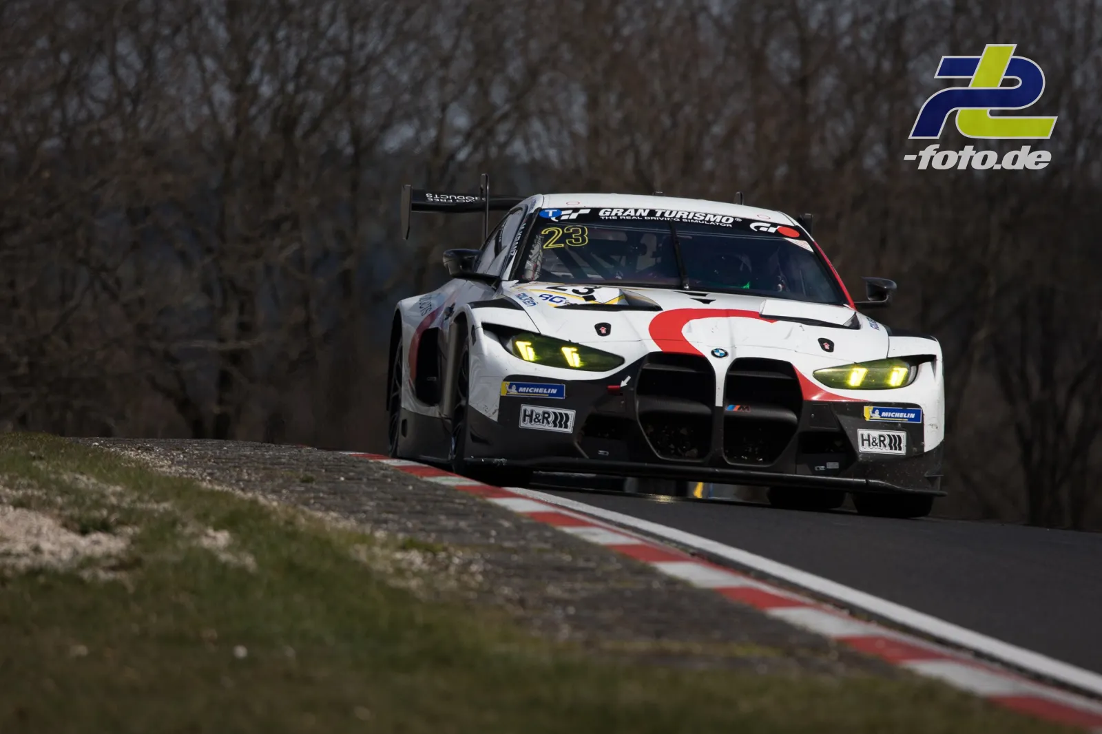 BMW M4 GT3 Nr. 23 in weiß-rot-schwarzer Lackierung während des Rennens auf der Nordschleife im Gran Turismo Design