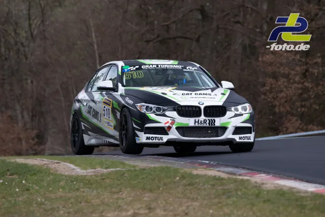 BMW 3er mit Startnummer 510 in schneller Kurvenfahrt auf der Nordschleife des Nürburgrings während des NLS-Rennens.