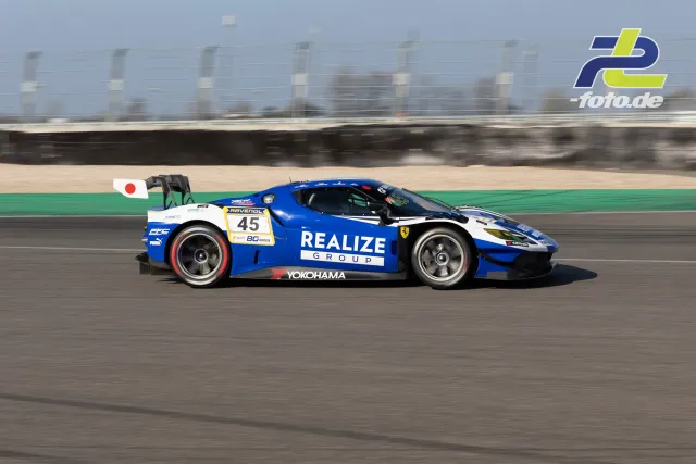 Ferrari 296 GT3 mit Startnummer 45 in blau-weißer Realize Group Lackierung auf der Nordschleife beim NLS-Lauf am Nürburgring.