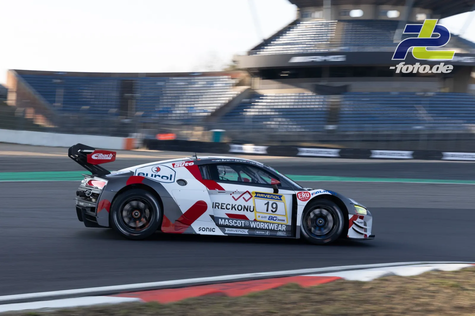 GT-Rennwagen Nummer 19 in weiß-roter Lackierung während des Zeittrainings auf dem Nürburgring, aufgenommen als Mitzieher.