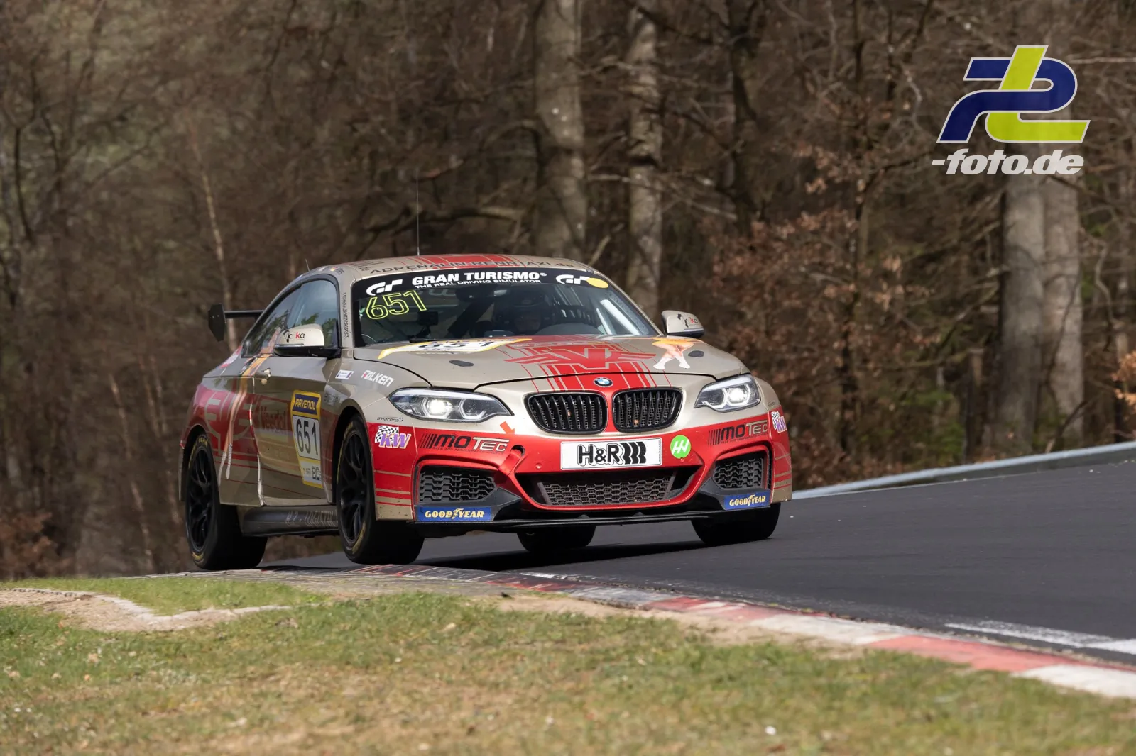 BMW M240i Racing mit Startnummer 651 in Kurve auf der Nordschleife, Waldkulisse im Hintergrund
