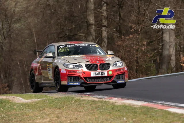 BMW M240i Racing mit Startnummer 651 in Kurve auf der Nordschleife, Waldkulisse im Hintergrund