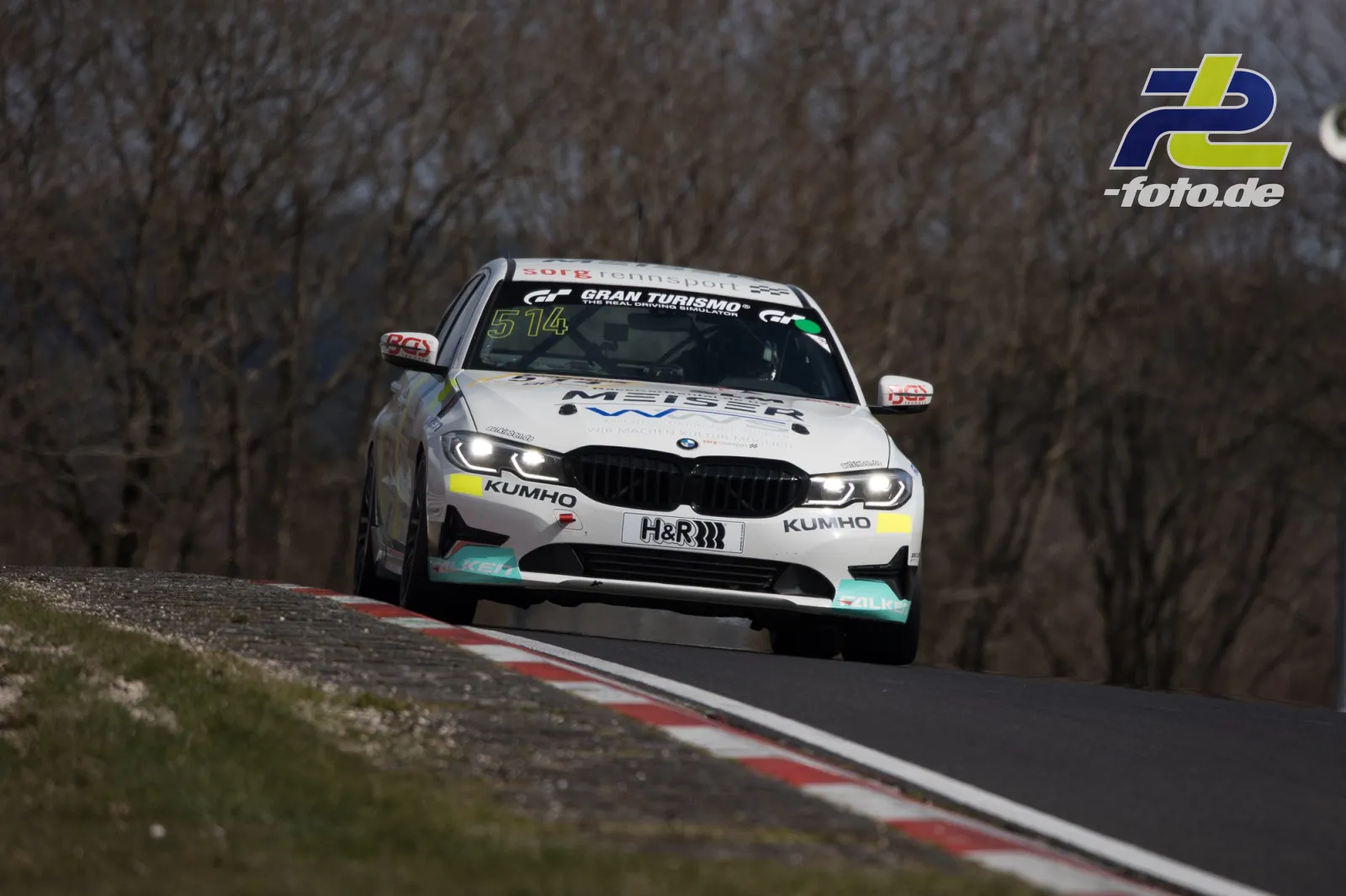 BMW mit Startnummer 514 in Kuppe auf der Nordschleife beim NLS-Rennen am Nürburgring