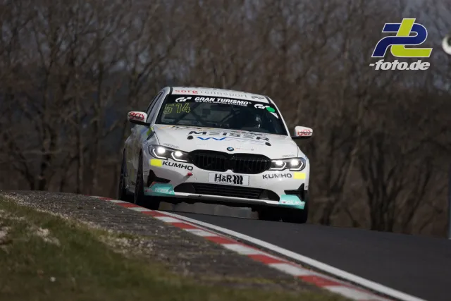 BMW mit Startnummer 514 in Kuppe auf der Nordschleife beim NLS-Rennen am Nürburgring