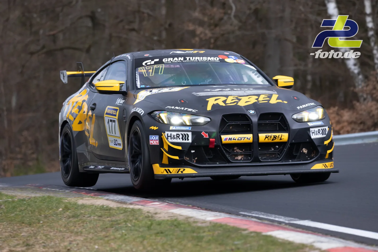 BMW M4 GT4 mit Startnummer 177 in grau-gelber Lackierung während des NLS-Rennens auf dem Nürburgring in einer Kurve.