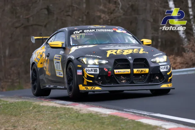 BMW M4 GT4 mit Startnummer 177 in grau-gelber Lackierung während des NLS-Rennens auf dem Nürburgring in einer Kurve.