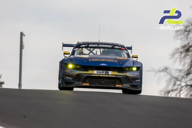 Ford Mustang GT3 vom Haupt Racing Team auf einer Kuppe der Nürburgring-Nordschleife während des NLS-Rennens.