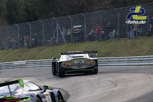 Aston Martin GT4 von Walkenhorst Motorsport und Porsche 911 GT3 Cup in der Kurve während des ADAC Barbarossapreises am Nürburgring.