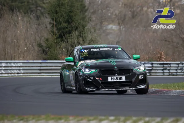 BMW mit schwarzer Lackierung und grünen Akzenten während des Rennens auf dem Nürburgring.