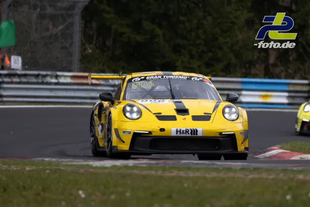 Gelber Porsche 992 GT3 Cup (Startnummer 906) mit schwarzen Streifen in einer Kurve auf dem Nürburgring beim NLS-Rennen
