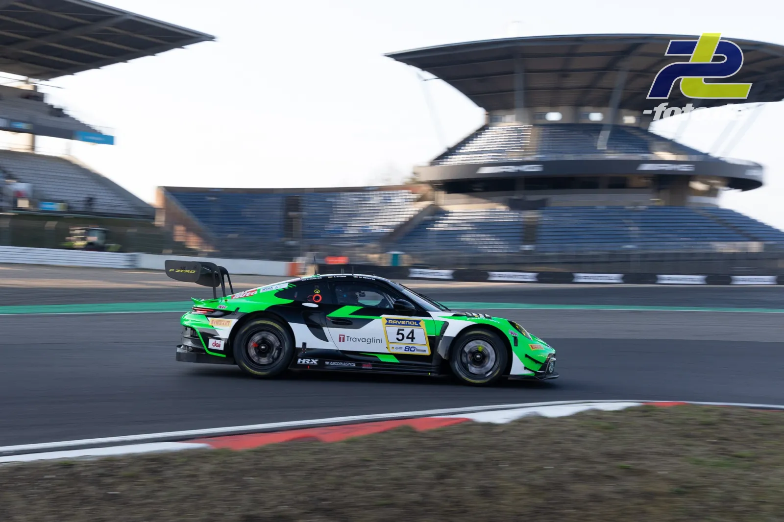 Porsche 911 GT3 Cup mit Startnummer 54 in grün-weißer Lackierung während des Zeittrainings auf dem Nürburgring.