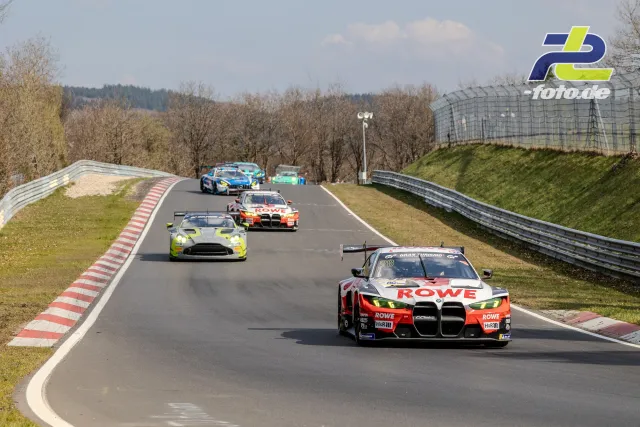Fünf GT-Fahrzeuge in einer Gruppe auf der Nordschleife, angeführt von einem rot-weißen BMW mit ROWE-Sponsoring.