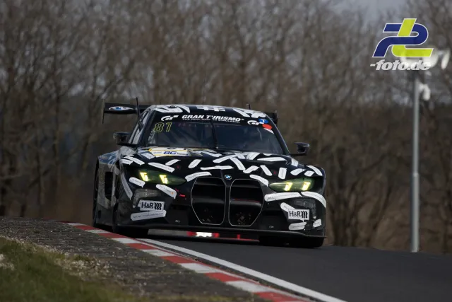 BMW M4 GT3 mit schwarz-weißer Camouflage-Lackierung in Kurve auf der Nordschleife beim NLS-Rennen