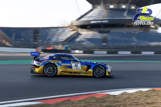 Mercedes-AMG GT3 Nummer 80 in blau-gold mit Ravenol-Sponsoring im Zeittraining beim NLS-Lauf am Nürburgring, Mitzieher.